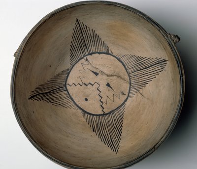 Cochiti Pueblo ritual tigela com sol, pássaros, nuvens, raios e chuva, c.1890 (louça de barro com pintura de deslizamento policromada e couro cru) de American School